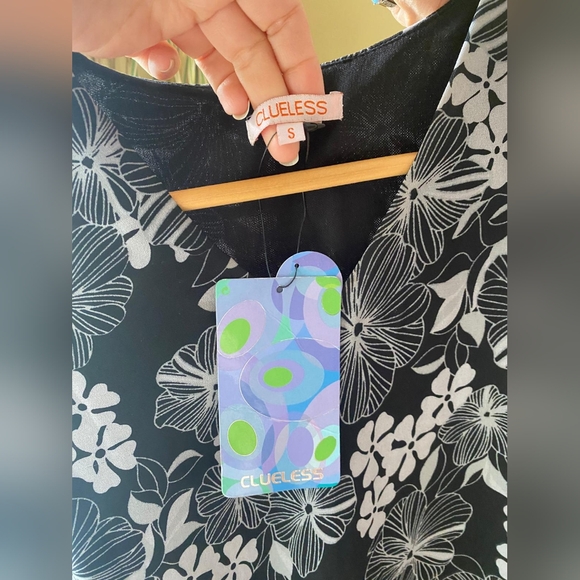 Brand new. Clueless. Size M. Black and White flowers. Zipper on the side. Medium - Picture 7 of 8